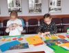 Dzieci wykonują prace na zajęciach